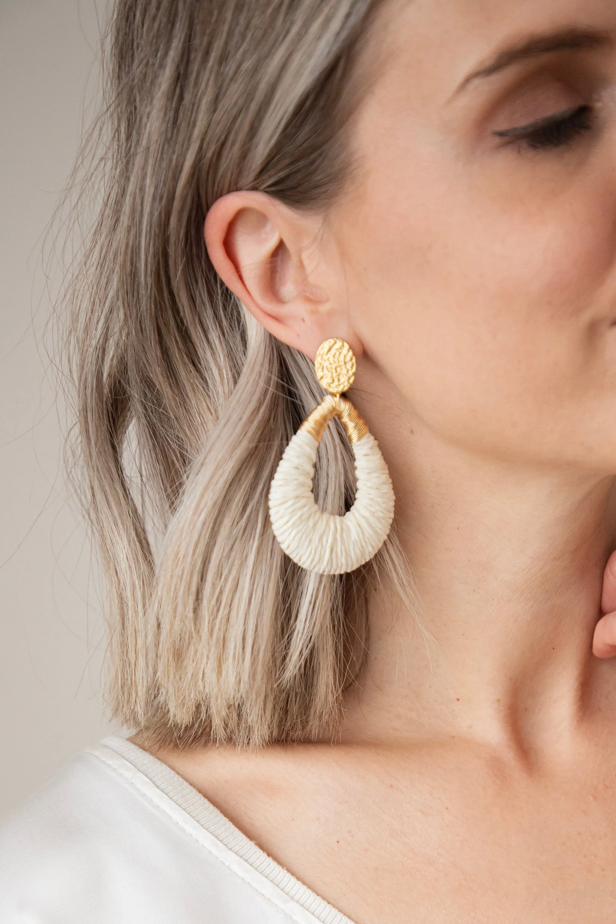 Rotan Drop Beige/Gold - Oorbellen